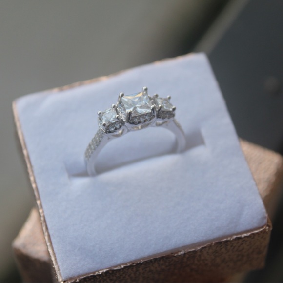 White CZ women’s silver ring - Picture 2 of 6